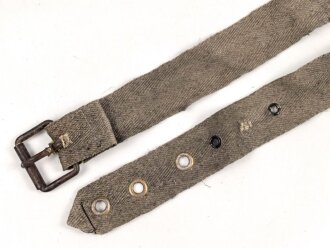 Eindornkoppel aus Webmaterial mit eiserner Schnalle. Breite 4cm, Gesamtlänge 92cm. Die Verarbeitung von Hohlnieten lässt mich auf k.u.k. Österreich / Ungarn oder Tschechoslowakei schliessen.