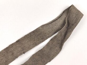 Eindornkoppel aus Webmaterial mit eiserner Schnalle. Breite 4cm, Gesamtlänge 92cm. Die Verarbeitung von Hohlnieten lässt mich auf k.u.k. Österreich / Ungarn oder Tschechoslowakei schliessen.