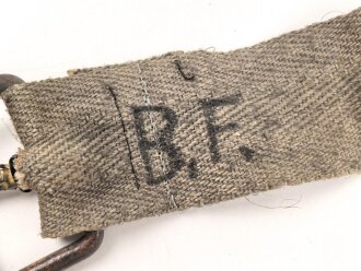 Eindornkoppel aus Webmaterial mit eiserner Schnalle. Breite 4cm, Gesamtlänge 92cm. Die Verarbeitung von Hohlnieten lässt mich auf k.u.k. Österreich / Ungarn oder Tschechoslowakei schliessen.