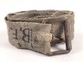Eindornkoppel aus Webmaterial mit eiserner Schnalle. Breite 4cm, Gesamtlänge 92cm. Die Verarbeitung von Hohlnieten lässt mich auf k.u.k. Österreich / Ungarn oder Tschechoslowakei schliessen.