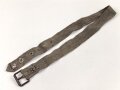 Eindornkoppel aus Webmaterial mit eiserner Schnalle. Breite 4cm, Gesamtlänge 92cm. Die Verarbeitung von Hohlnieten lässt mich auf k.u.k. Österreich / Ungarn oder Tschechoslowakei schliessen.
