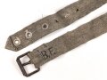 Eindornkoppel aus Webmaterial mit eiserner Schnalle. Breite 4cm, Gesamtlänge 92cm. Die Verarbeitung von Hohlnieten lässt mich auf k.u.k. Österreich / Ungarn oder Tschechoslowakei schliessen.