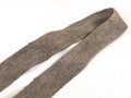Eindornkoppel aus Webmaterial mit eiserner Schnalle. Breite 4cm, Gesamtlänge 92cm. Die Verarbeitung von Hohlnieten lässt mich auf k.u.k. Österreich / Ungarn oder Tschechoslowakei schliessen.