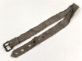 Eindornkoppel aus Webmaterial mit eiserner Schnalle. Breite 4cm, Gesamtlänge 92cm. Die Verarbeitung von Hohlnieten lässt mich auf k.u.k. Österreich / Ungarn oder Tschechoslowakei schliessen.