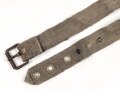 Eindornkoppel aus Webmaterial mit eiserner Schnalle. Breite 4cm, Gesamtlänge 92cm. Die Verarbeitung von Hohlnieten lässt mich auf k.u.k. Österreich / Ungarn oder Tschechoslowakei schliessen.