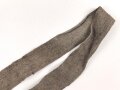 Eindornkoppel aus Webmaterial mit eiserner Schnalle. Breite 4cm, Gesamtlänge 92cm. Die Verarbeitung von Hohlnieten lässt mich auf k.u.k. Österreich / Ungarn oder Tschechoslowakei schliessen.