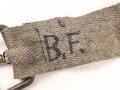 Eindornkoppel aus Webmaterial mit eiserner Schnalle. Breite 4cm, Gesamtlänge 92cm. Die Verarbeitung von Hohlnieten lässt mich auf k.u.k. Österreich / Ungarn oder Tschechoslowakei schliessen.