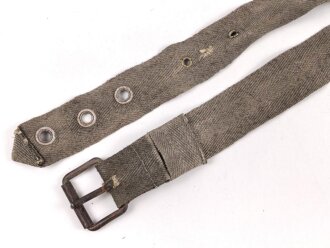 Eindornkoppel aus Webmaterial mit eiserner Schnalle. Breite 4cm, Gesamtlänge 92cm. Die Verarbeitung von Hohlnieten lässt mich auf k.u.k. Österreich / Ungarn oder Tschechoslowakei schliessen.