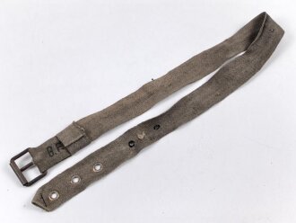 Eindornkoppel aus Webmaterial mit eiserner Schnalle. Breite 4cm, Gesamtlänge 92cm. Die Verarbeitung von Hohlnieten lässt mich auf k.u.k. Österreich / Ungarn oder Tschechoslowakei schliessen.