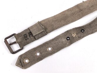 Eindornkoppel aus Webmaterial mit eiserner Schnalle. Breite 4cm, Gesamtlänge 92cm. Die Verarbeitung von Hohlnieten lässt mich auf k.u.k. Österreich / Ungarn oder Tschechoslowakei schliessen.