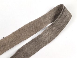 Eindornkoppel aus Webmaterial mit eiserner Schnalle. Breite 4cm, Gesamtlänge 92cm. Die Verarbeitung von Hohlnieten lässt mich auf k.u.k. Österreich / Ungarn oder Tschechoslowakei schliessen.