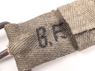 Eindornkoppel aus Webmaterial mit eiserner Schnalle. Breite 4cm, Gesamtlänge 92cm. Die Verarbeitung von Hohlnieten lässt mich auf k.u.k. Österreich / Ungarn oder Tschechoslowakei schliessen.