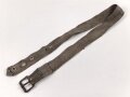 Eindornkoppel aus Webmaterial mit eiserner Schnalle. Breite 4cm, Gesamtlänge 92cm. Die Verarbeitung von Hohlnieten lässt mich auf k.u.k. Österreich / Ungarn oder Tschechoslowakei schliessen.