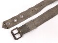 Eindornkoppel aus Webmaterial mit eiserner Schnalle. Breite 4cm, Gesamtlänge 92cm. Die Verarbeitung von Hohlnieten lässt mich auf k.u.k. Österreich / Ungarn oder Tschechoslowakei schliessen.