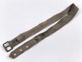 Eindornkoppel aus Webmaterial mit eiserner Schnalle. Breite 4cm, Gesamtlänge 92cm. Die Verarbeitung von Hohlnieten lässt mich auf k.u.k. Österreich / Ungarn oder Tschechoslowakei schliessen.