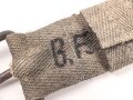 Eindornkoppel aus Webmaterial mit eiserner Schnalle. Breite 4cm, Gesamtlänge 92cm. Die Verarbeitung von Hohlnieten lässt mich auf k.u.k. Österreich / Ungarn oder Tschechoslowakei schliessen.