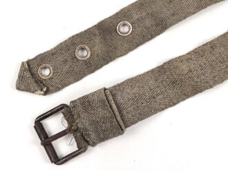 Eindornkoppel aus Webmaterial mit eiserner Schnalle. Breite 4cm, Gesamtlänge 92cm. Die Verarbeitung von Hohlnieten lässt mich auf k.u.k. Österreich / Ungarn oder Tschechoslowakei schliessen.