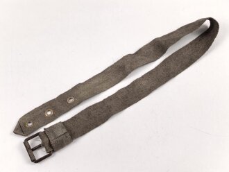 Eindornkoppel aus Webmaterial mit eiserner Schnalle. Breite 4cm, Gesamtlänge 92cm. Die Verarbeitung von Hohlnieten lässt mich auf k.u.k. Österreich / Ungarn oder Tschechoslowakei schliessen.