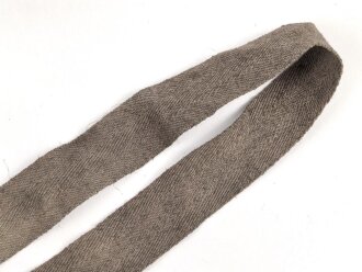 Eindornkoppel aus Webmaterial mit eiserner Schnalle. Breite 4cm, Gesamtlänge 92cm. Die Verarbeitung von Hohlnieten lässt mich auf k.u.k. Österreich / Ungarn oder Tschechoslowakei schliessen.