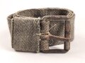 Eindornkoppel aus Webmaterial mit eiserner Schnalle. Breite 4cm, Gesamtlänge 92cm. Die Verarbeitung von Hohlnieten lässt mich auf k.u.k. Österreich / Ungarn oder Tschechoslowakei schliessen.