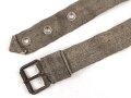 Eindornkoppel aus Webmaterial mit eiserner Schnalle. Breite 4cm, Gesamtlänge 92cm. Die Verarbeitung von Hohlnieten lässt mich auf k.u.k. Österreich / Ungarn oder Tschechoslowakei schliessen.