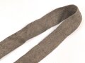 Eindornkoppel aus Webmaterial mit eiserner Schnalle. Breite 4cm, Gesamtlänge 92cm. Die Verarbeitung von Hohlnieten lässt mich auf k.u.k. Österreich / Ungarn oder Tschechoslowakei schliessen.