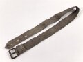 Eindornkoppel aus Webmaterial mit eiserner Schnalle. Breite 4cm, Gesamtlänge 92cm. Die Verarbeitung von Hohlnieten lässt mich auf k.u.k. Österreich / Ungarn oder Tschechoslowakei schliessen.