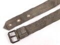 Eindornkoppel aus Webmaterial mit eiserner Schnalle. Breite 4cm, Gesamtlänge 92cm. Die Verarbeitung von Hohlnieten lässt mich auf k.u.k. Österreich / Ungarn oder Tschechoslowakei schliessen.
