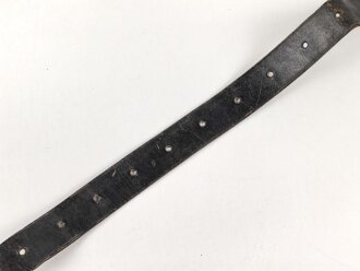 Schnallriemen aus massivem Leder. Breite 4,4cm, Gesamtlänge 127cm, Naht offen, Alter und Herkunft unbekannt