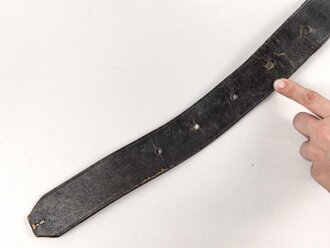 Schnallriemen aus massivem Leder. Breite 4,4cm, Gesamtlänge 127cm, Naht offen, Alter und Herkunft unbekannt