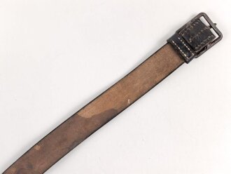Schnallriemen aus massivem Leder. Breite 4,4cm, Gesamtlänge 127cm, Naht offen, Alter und Herkunft unbekannt