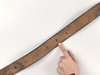 Schnallriemen aus massivem Leder. Breite 4,4cm, Gesamtlänge 127cm, Naht offen, Alter und Herkunft unbekannt