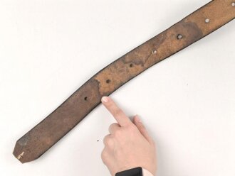 Schnallriemen aus massivem Leder. Breite 4,4cm, Gesamtlänge 127cm, Naht offen, Alter und Herkunft unbekannt
