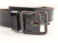 Schnallriemen aus massivem Leder. Breite 4,4cm, Gesamtlänge 127cm, Naht offen, Alter und Herkunft unbekannt