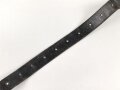 Schnallriemen aus massivem Leder. Breite 4,4cm, Gesamtlänge 127cm, Naht offen, Alter und Herkunft unbekannt