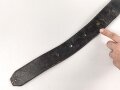 Schnallriemen aus massivem Leder. Breite 4,4cm, Gesamtlänge 127cm, Naht offen, Alter und Herkunft unbekannt