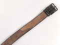 Schnallriemen aus massivem Leder. Breite 4,4cm, Gesamtlänge 127cm, Naht offen, Alter und Herkunft unbekannt