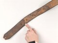 Schnallriemen aus massivem Leder. Breite 4,4cm, Gesamtlänge 127cm, Naht offen, Alter und Herkunft unbekannt