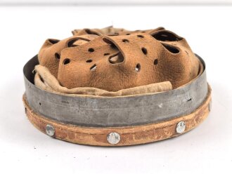 Teil eines Stahlhelm Innenfutter Wehrmacht. Zusammengebastelt, das Leder Original