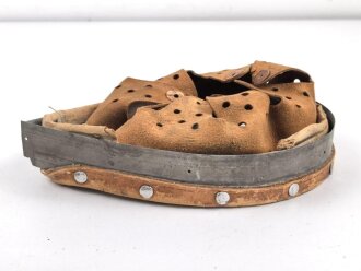 Teil eines Stahlhelm Innenfutter Wehrmacht. Zusammengebastelt, das Leder Original