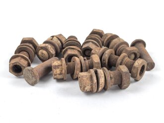 Konvolut Schrauben und Bolzen, vermutlich von einem Fahrzeug der Wehrmacht. Gewindedurchmesser 14 und 16mm. Originallack
