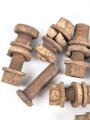 Konvolut Schrauben und Bolzen, vermutlich von einem Fahrzeug der Wehrmacht. Gewindedurchmesser 14 und 16mm. Originallack