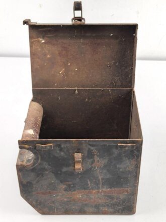 Patronenkasten Wehrmacht. Mir unbekannte, schwere Ausführung. Originallack, Maße etwa 17 x 24 x 22cm