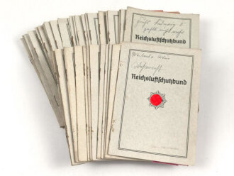 Reichsluftschutzbund Mitgliedsausweis. Orts-Kreisgruppe Neusatdt an der Weinstrasse. Ausgefüllt, mit Beitragsmarken, in gutem Zustand, sie erhalten ein ( 1 ) Stück