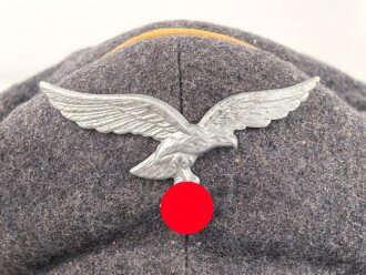 Luftwaffe, Schirmmütze für Mannschaften fliegendes Personal. Getragenes Stück in gutem Zustand, Kopfgrösse 57