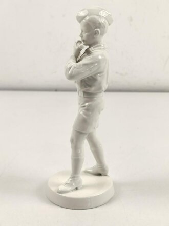 Porzellanmanufaktur Rosenthal, unbeschädigte Figur einen Querflöte spielenden Angehörigen der Hitlerjugend darstellend. Höhe 21cm. Seltenes Stück
