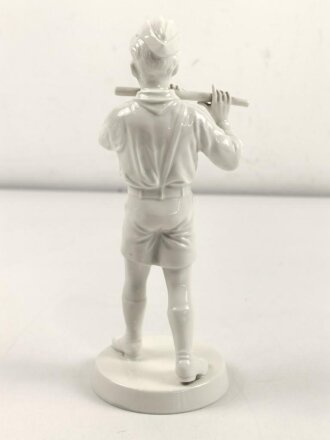 Porzellanmanufaktur Rosenthal, unbeschädigte Figur einen Querflöte spielenden Angehörigen der Hitlerjugend darstellend. Höhe 21cm. Seltenes Stück