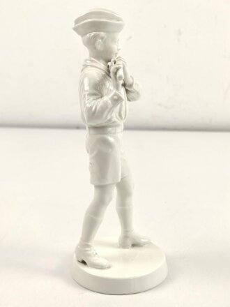 Porzellanmanufaktur Rosenthal, unbeschädigte Figur einen Querflöte spielenden Angehörigen der Hitlerjugend darstellend. Höhe 21cm. Seltenes Stück