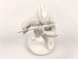 Porzellanmanufaktur Rosenthal, unbeschädigte Figur einen Querflöte spielenden Angehörigen der Hitlerjugend darstellend. Höhe 21cm. Seltenes Stück