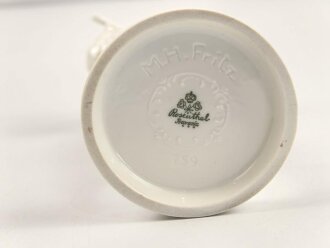 Porzellanmanufaktur Rosenthal, unbeschädigte Figur einen Querflöte spielenden Angehörigen der Hitlerjugend darstellend. Höhe 21cm. Seltenes Stück